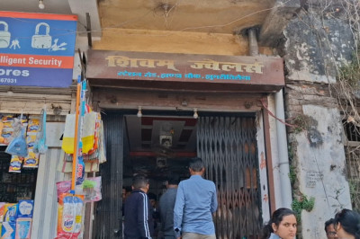 झुमरी तिलैया में बड़ी चोरी: 20 इंच मोटी दीवार तोड़कर शिवम ज्वेलर्स से लाखों के जेवर उड़ाए