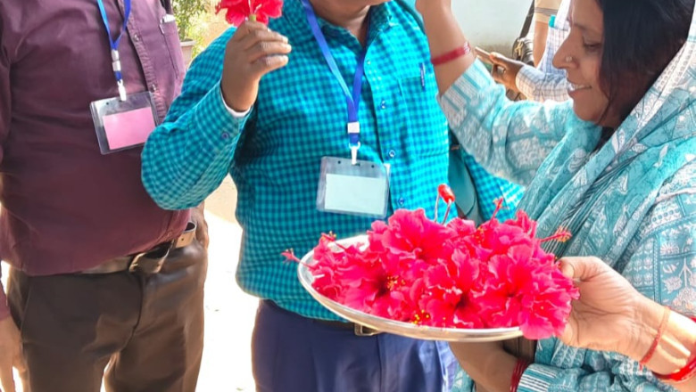 बूथों पर मतदान कर्मियों का पुष्प देकर हुआ स्वागत