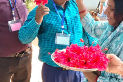 बूथों पर मतदान कर्मियों का पुष्प देकर हुआ स्वागत