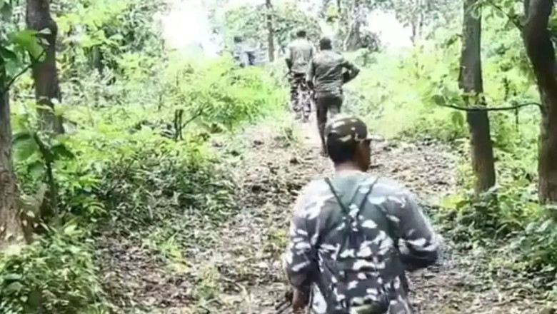 झारखंड में IED ब्लास्ट, कोबरा कमांडेंट और जवान घायल | नक्सलियों से मुठभेड़ जारी