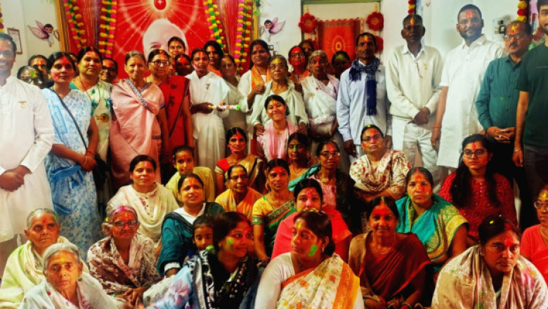 प्रजापिता ब्रह्मा कुमारी ईश्वरीय विश्वविद्यालय, अड्डी बांग्ला, झुमरी तिलैया में धूमधाम से मनाया गया होली उत्सव