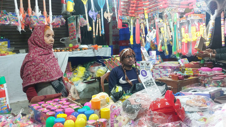 रंगों से सजा बाजार, पिचकारी की धूम