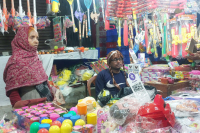 रंगों से सजा बाजार, पिचकारी की धूम